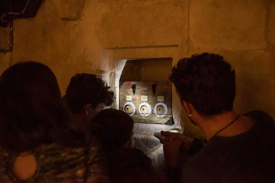 gente jugando escape room
