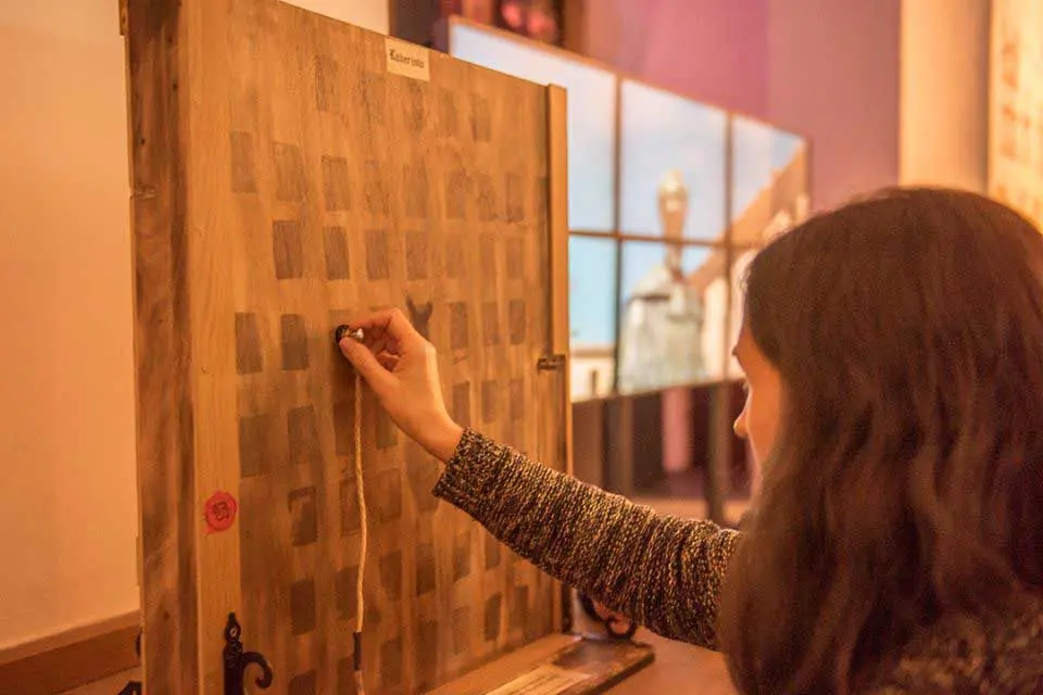 chica jugando escape room