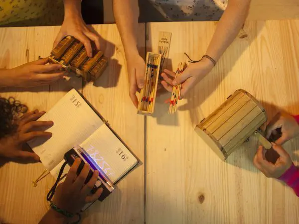 manos con juegos de escape room