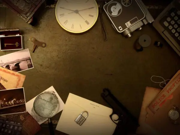 objetos en una mesa en fluxus escape room en salamanca